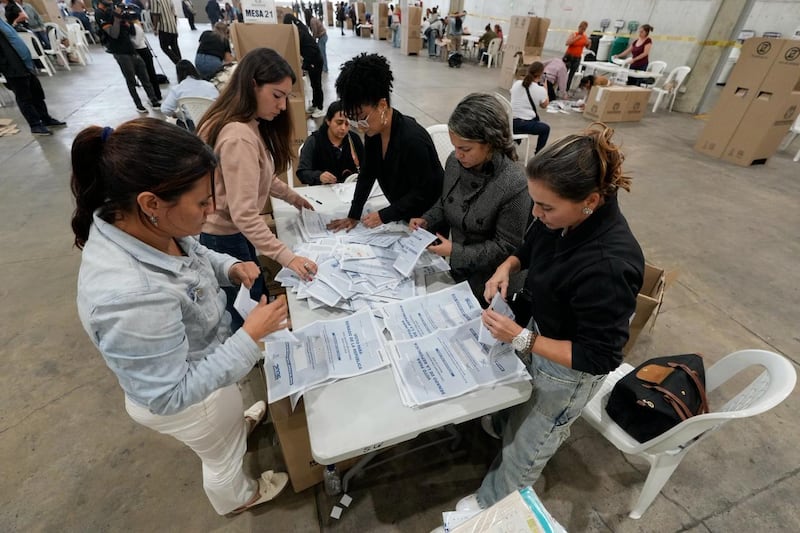 Imágenes de la jornada electoral en Antioquia: ciudadanos votando, jurados de mesa, puestos de votación y el conteo de votos al cierre de las urnas.