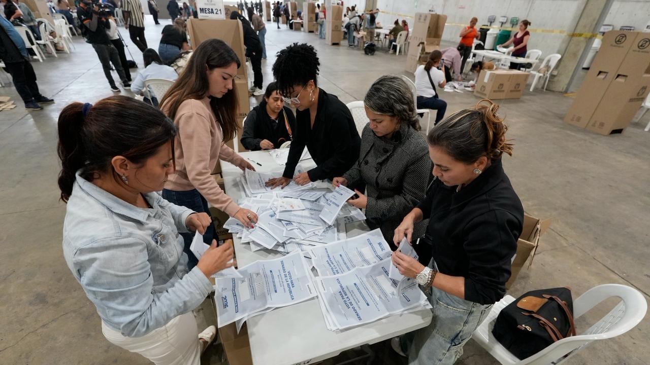Imágenes de la jornada electoral en Antioquia: ciudadanos votando, jurados de mesa, puestos de votación y el conteo de votos al cierre de las urnas.