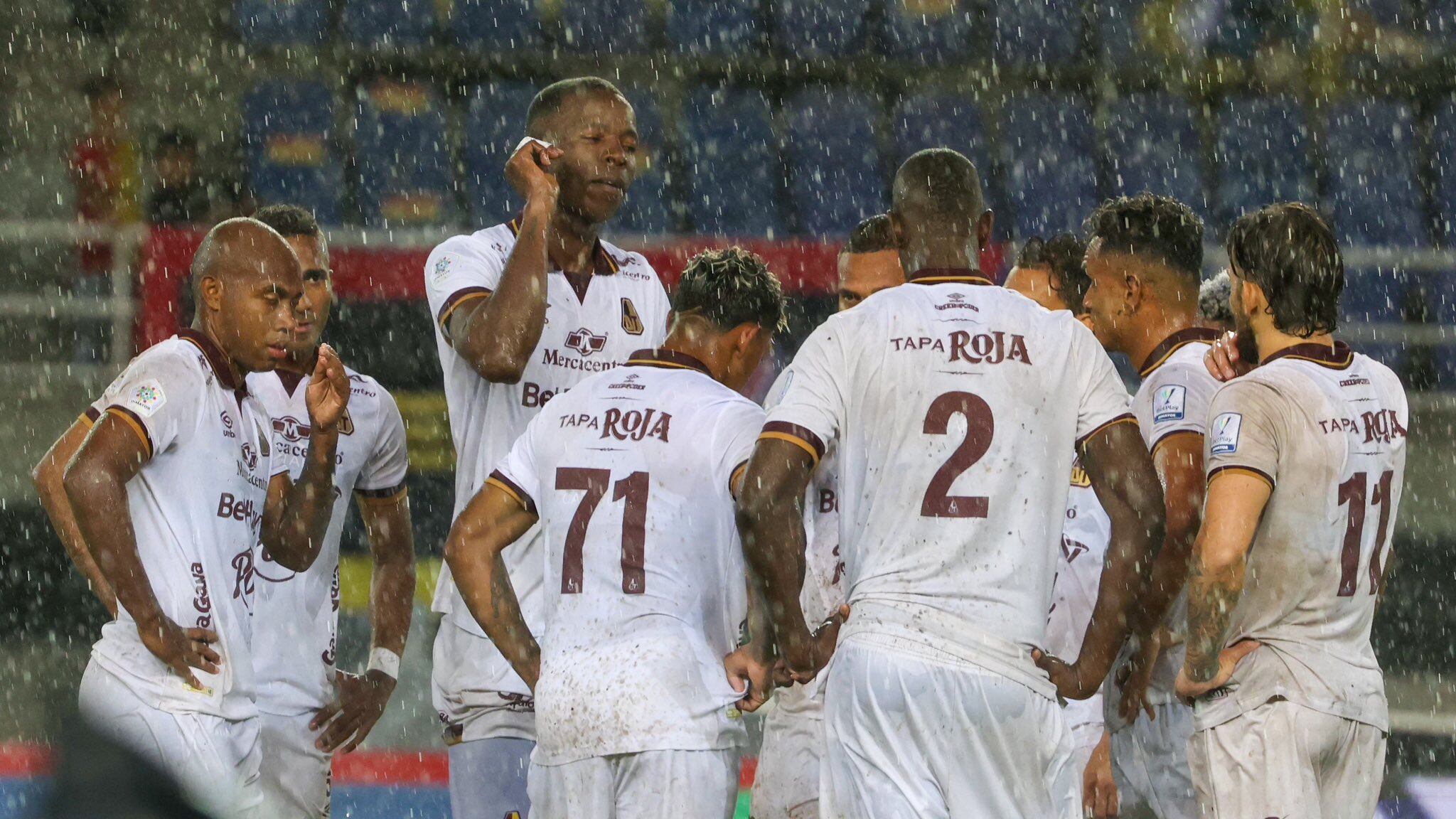 La lluvia afectó hasta el fútbol colombiano y un partido está demorado por las condiciones climáticas