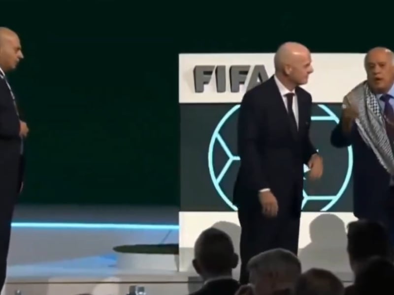 Presidente de la Federación Palestina de Fútbol se negó a darle la mano a su símil israelí frente a Gianni Infantino