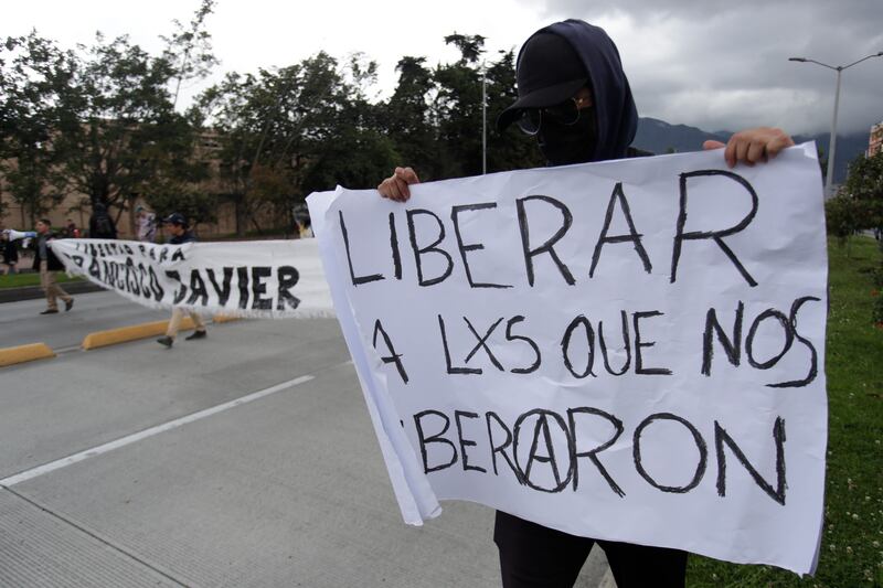 Manifestación de integrantes de la Primera Línea exigiendo la liberación de los presos políticos.