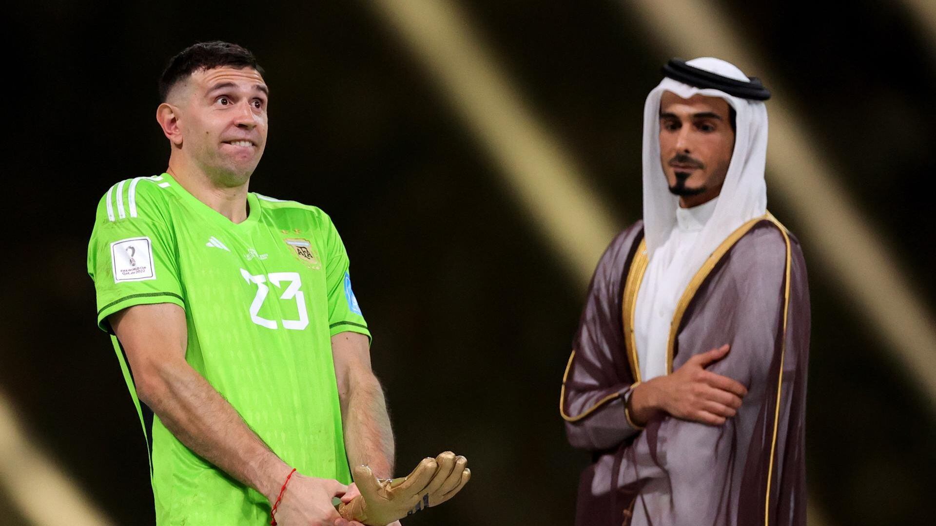 Piden que le sea retirado el 'Guante de Oro' del Mundial al 'Dibu' Martínez.