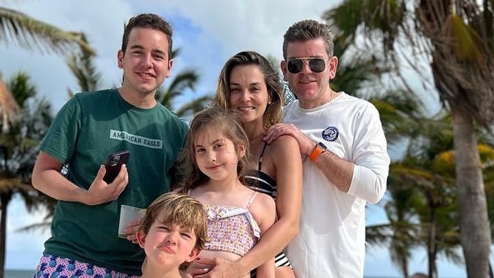 Emilia y Cristóbal, hijos de Catalina Gómez con Juan Esteban Sampedro, crecen de una manera inigualable y así lucen en familia.