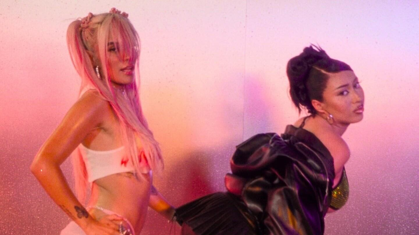 Karol G y Kali Uchis estrenaron el video de 'Labios Mordidos' cargado de mucha sensualidad y las reacciones no se han hecho esperar.