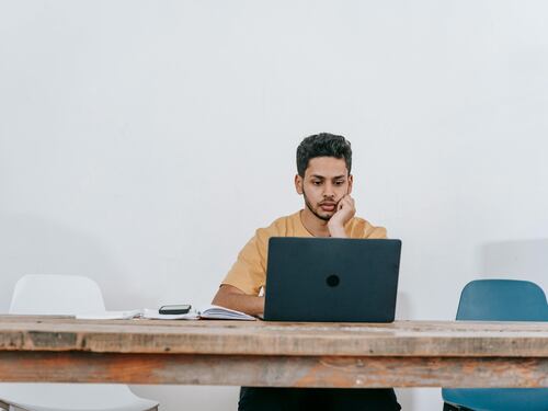 Pasó más de 50 horas viendo series y fútbol en el trabajo; fue despedido y recibió millonaria indemnización
