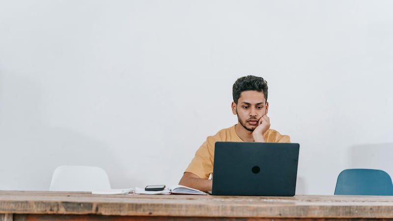Pasó más de 50 horas viendo series y fútbol en el trabajo; fue despedido y recibió millonaria indemnización