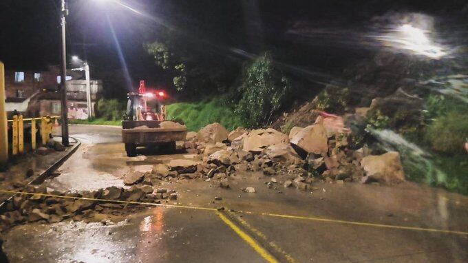 Bogotá: parte de un cerro se está desprendiendo en una vía San Cristóbal por las lluvias en la capital.