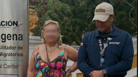 Foto turista estadounidense fue deportada de Cartagena tras escándalos en hoteles y deudas sin pagar.