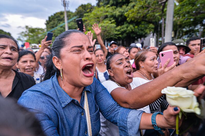 Fanática llora en el sepelio de Omar Geles en Valledupar.