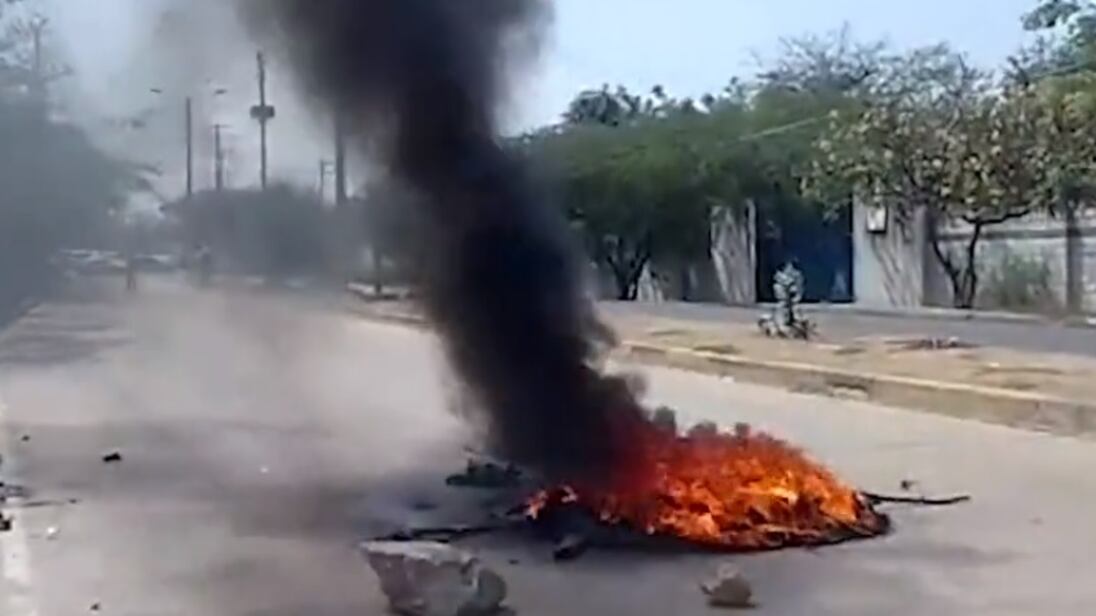 Quemas a las afueras de la Universidad del Atlántico por protestas.