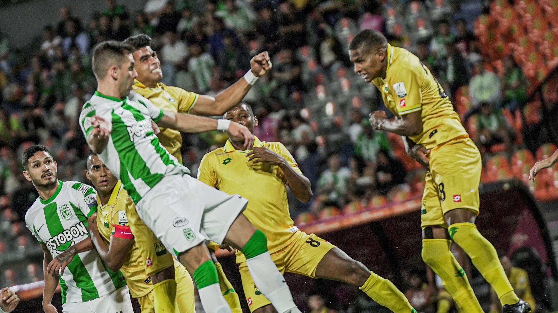 Hinchas de Nacional cantaron contra los directivos durante el partido con el Bucaramanga.