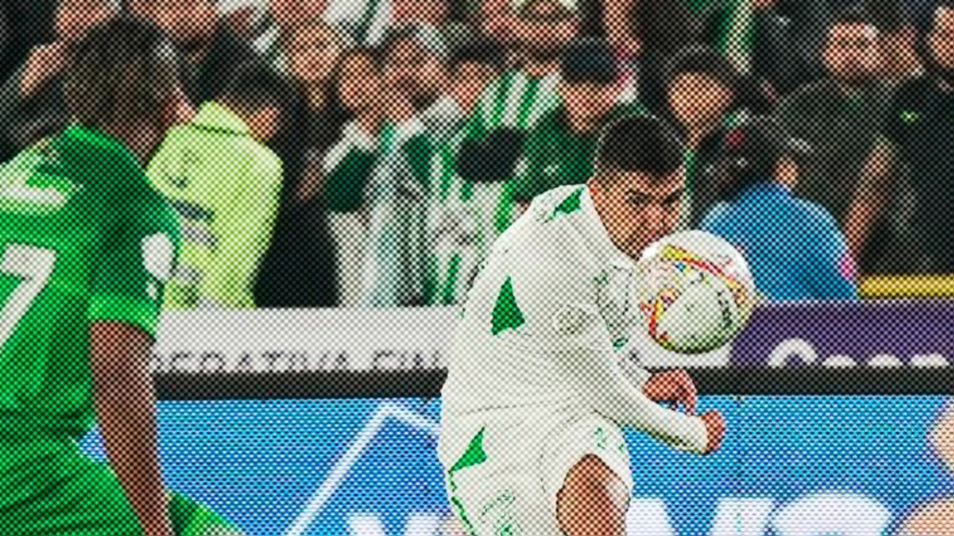 Hincha de Atlético Nacional se metió a la cancha a exigirle a sus jugadores y terminó asustando al árbitro