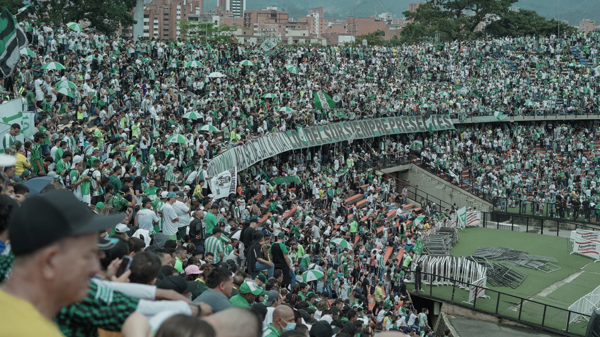 Daniel Muñoz estuvo alentando a Nacional desde la tribuna Sur ante Junior