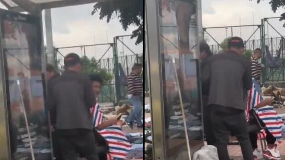 Foto de emprendedor convierte paradero del SITP en peluquería.