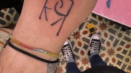 Se tatuó las iniciales de Rosalía y Rauw Alejandro, pero ahora, no sabe cómo borralo