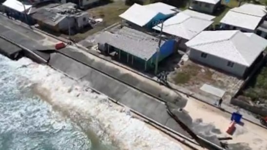 Circunvalar en San Andrés colapsada por el oleaje.