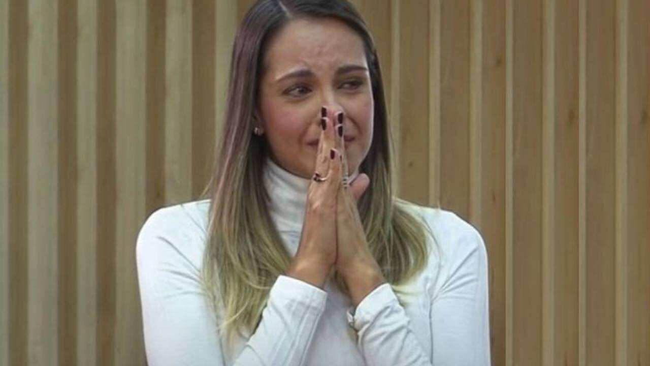 Laura Acuña lloró al despedir a una amiga