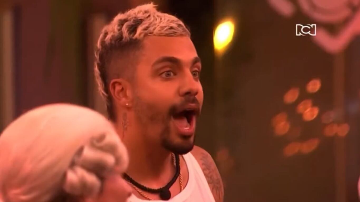 El cantante Andrés Altafulla entró a cantar y momentos más tarde se convirtió en el nuevo habitante en medio de muchas miradas.