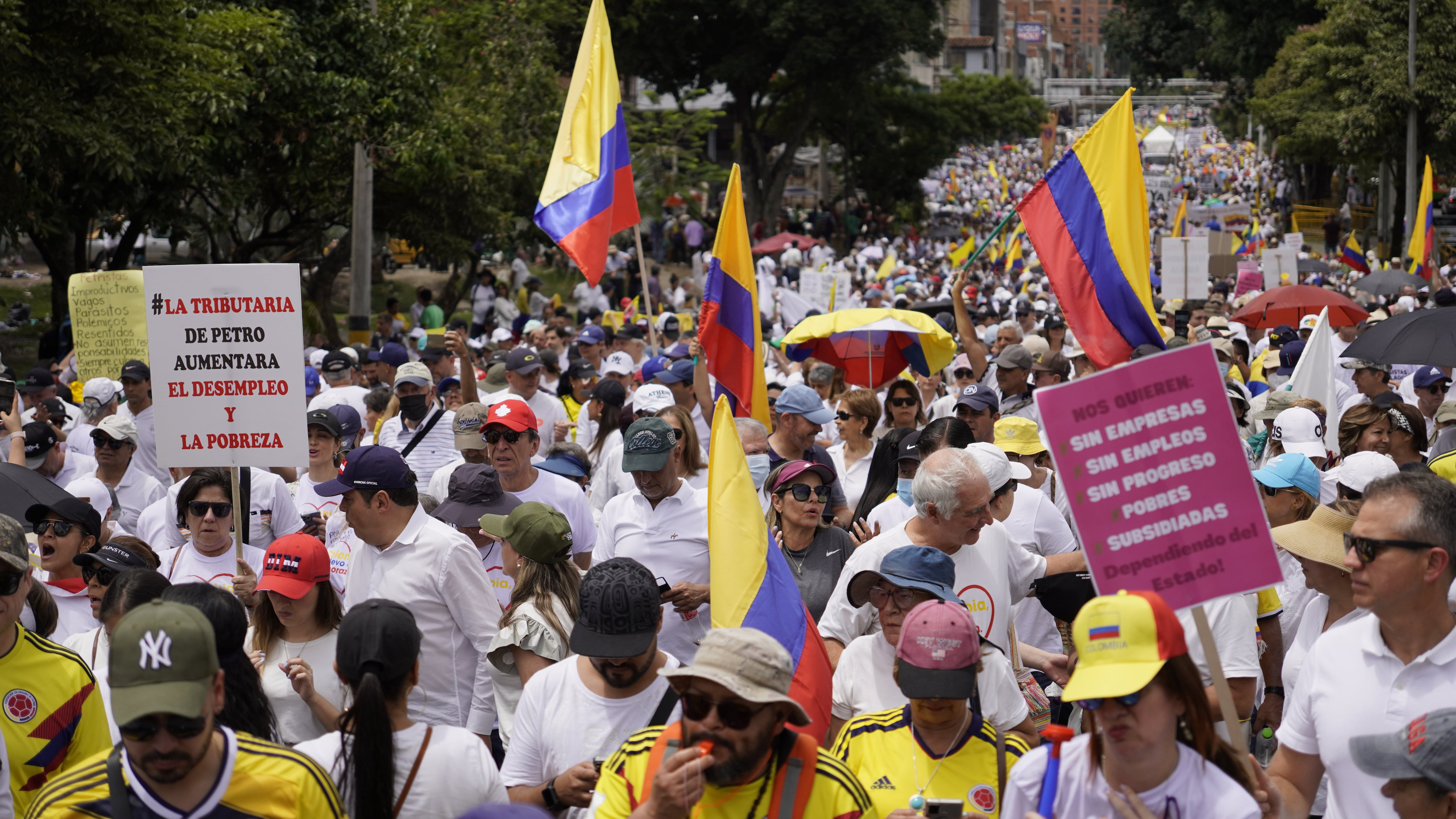 Ciudadanos opositores al gobierno de Gustavo Petro se manifiestan en las calles de Medellín.