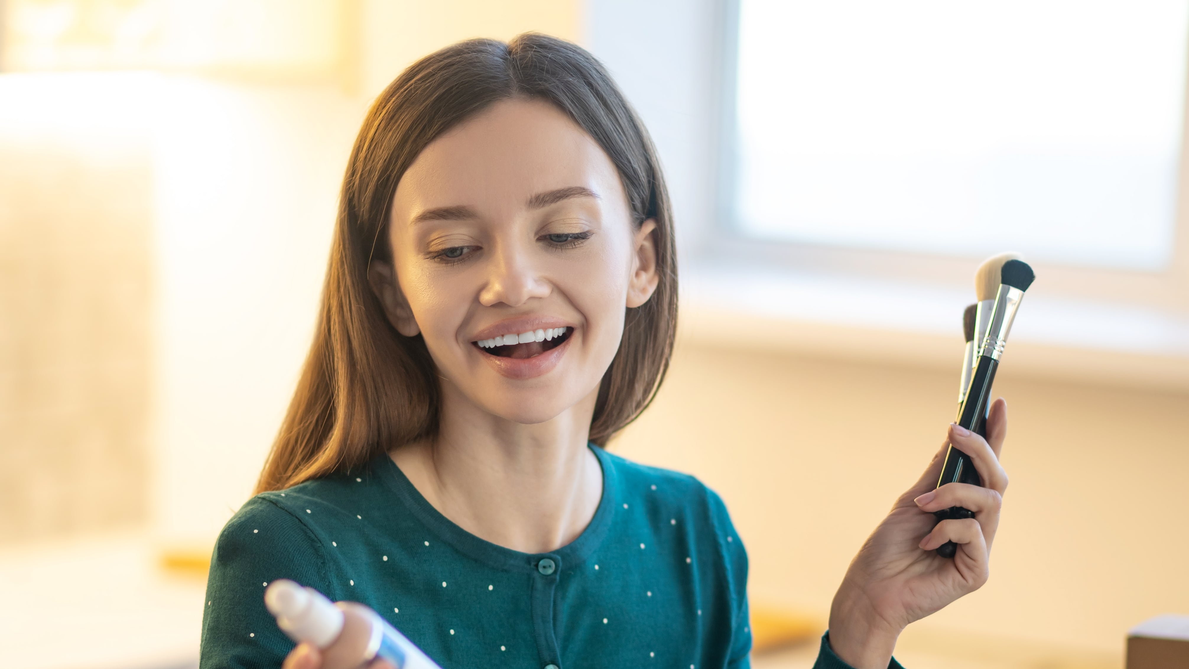Aprende cómo reciclar correctamente tus envases de belleza, qué materiales son aprovechables y dónde llevarlos para darles una segunda vida