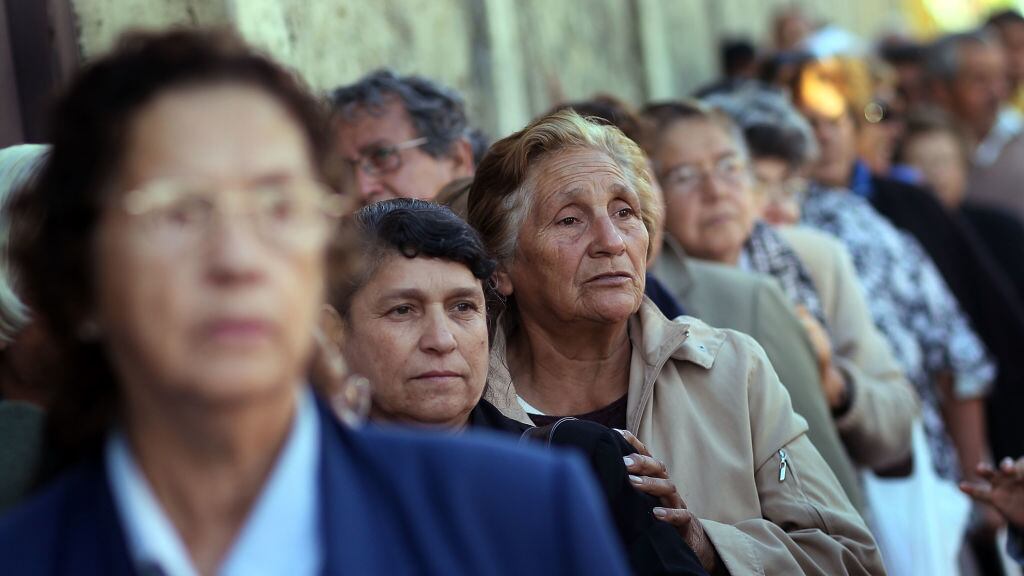 Grupo de hombres y mujeres esperando su pensión en Chile.