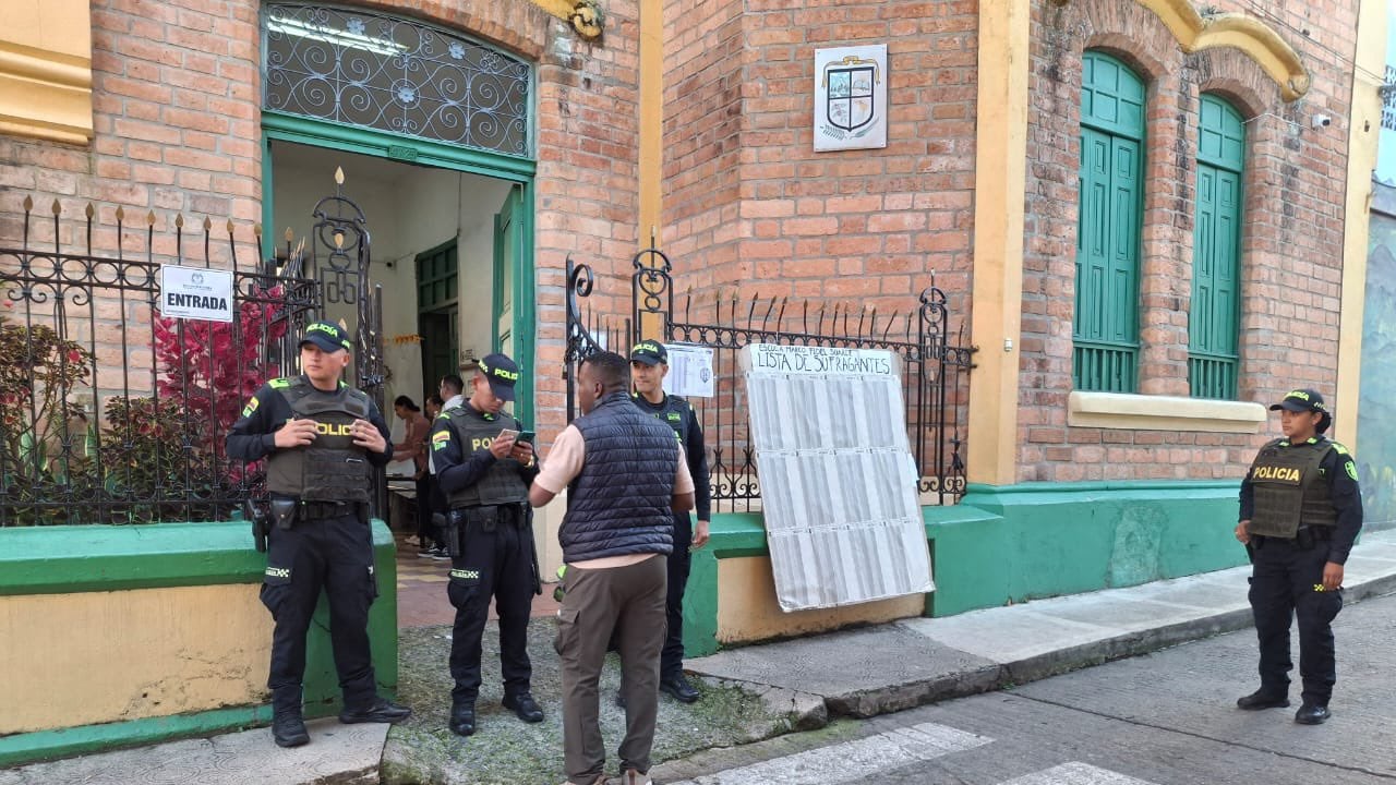Policías en puestos de votación durante las elecciones del 31 de mayo.