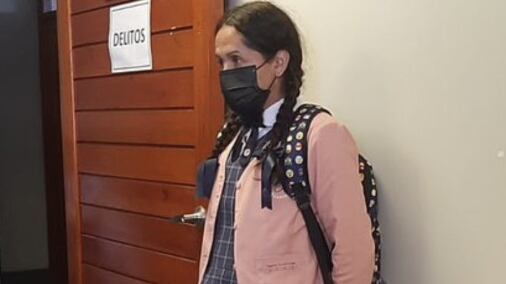 Hombre se disfrazó de colegiala