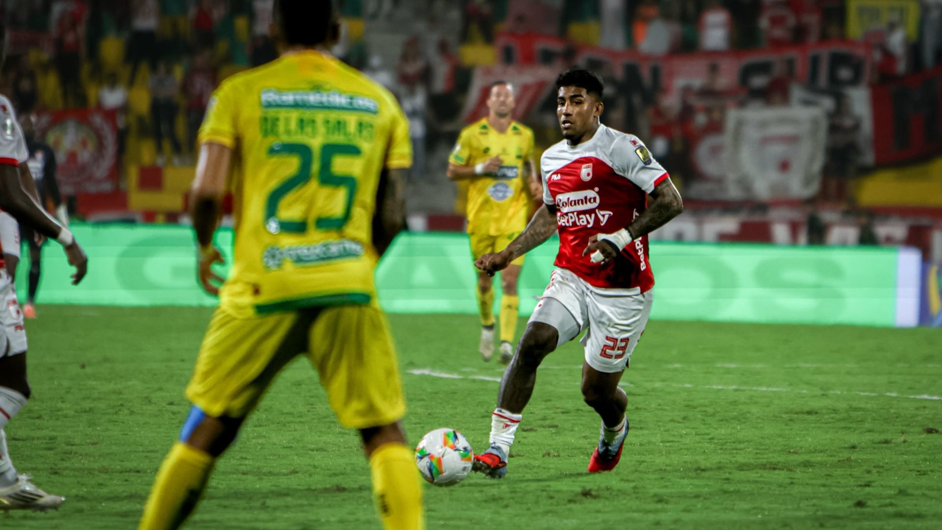 ¿Cuándo fue la última vez que Santa Fe le ganó a Bucaramanga en condición de visitante?