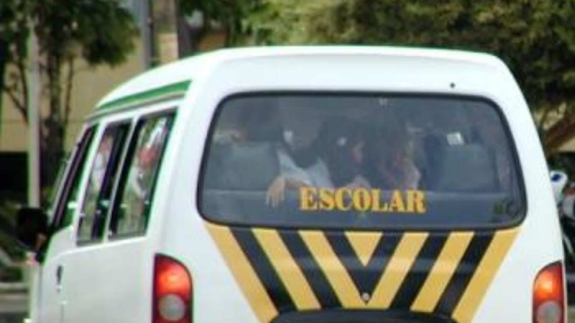 Denuncia de barreras para competir por contrato del servicio de transporte escolar
