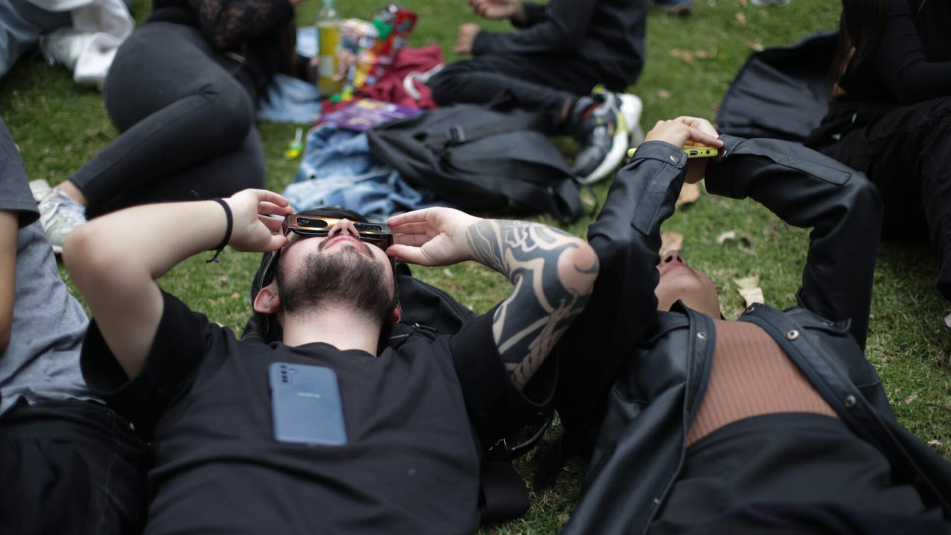 ¿Vio fue puras nubes? Así registraron personas el eclipse solar para que no se lo pierda