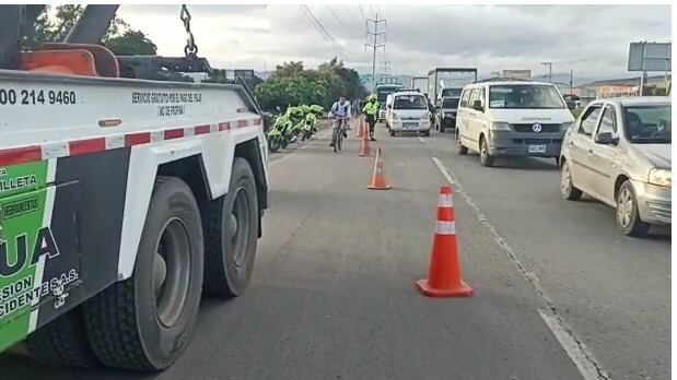 Alto flujo vehicular en la calle 80 por accidente de un camión que se volcó.