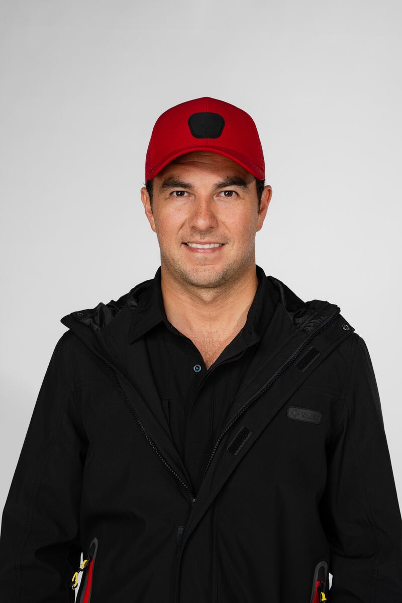 En vísperas del regreso del piloto a la Fórmula 1, presentan prendas de edición especial que conectan con su historia, con su afición y con las carreras de autos. Foto: Maja Sportswear.