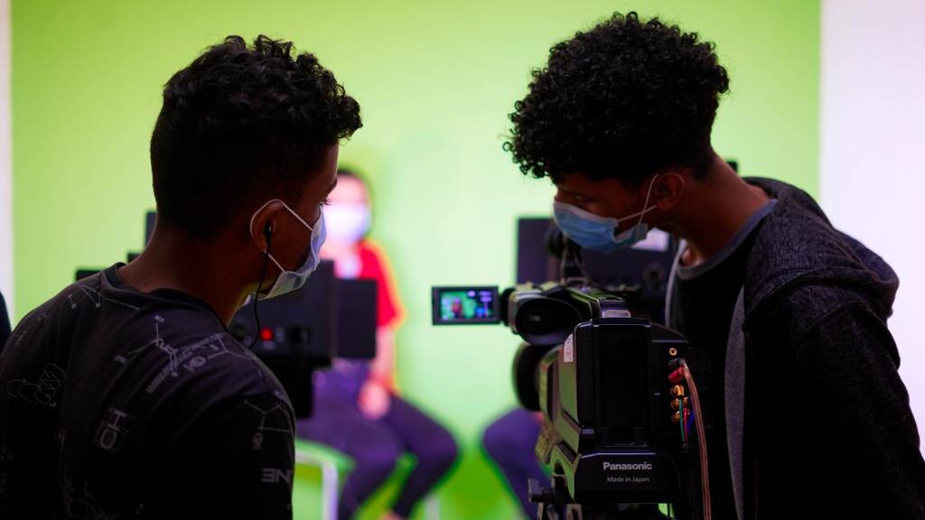 Convocatoria para 20 cursos gratuitos en Cali. Niños con una cámara de video