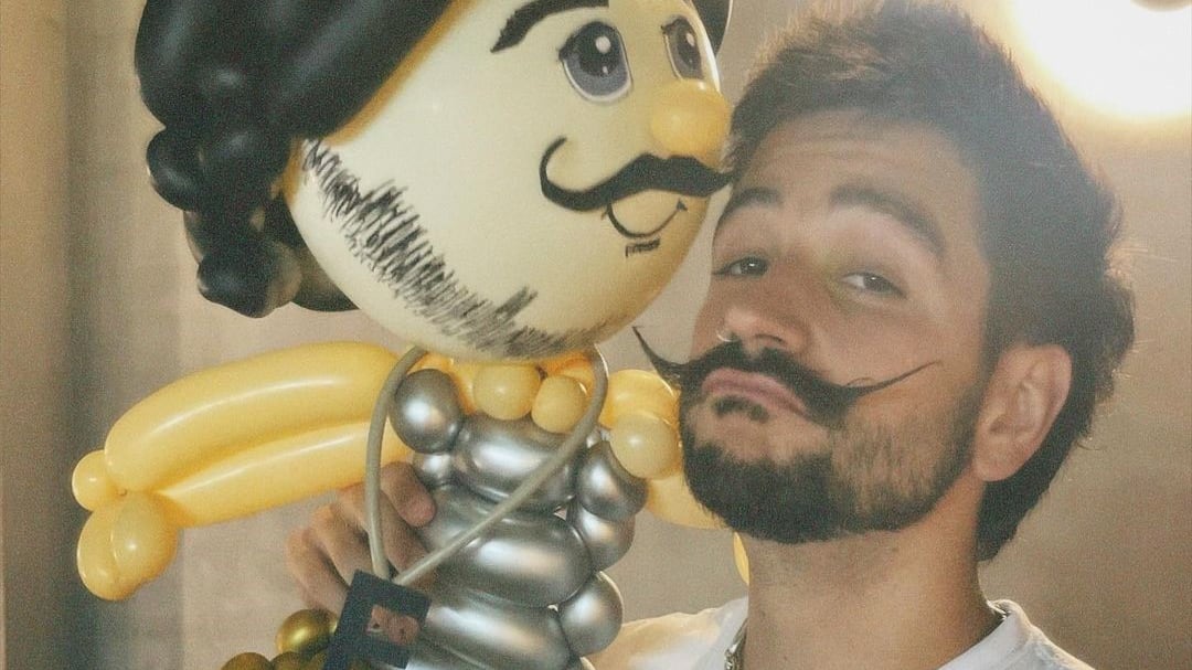 Para celebrar el cumpleaños de Camilo su pareja Evaluna Montaner publicó una foto del cantante desnudo.