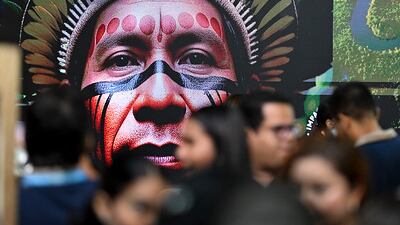 Visitantes recorren el corredor de la Zona Verde en la 30ª Conferencia de las Partes (COP30).