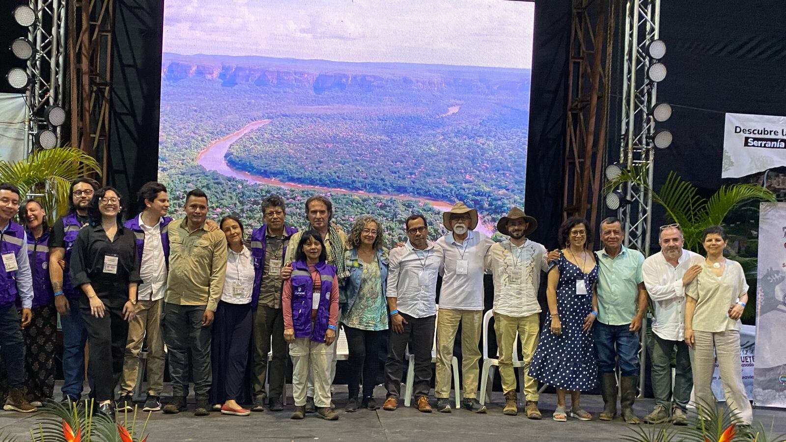 Foto del equipo del documental Chibiriquete, un viaje a la memoria ancestral de América en San José del Guaviare.