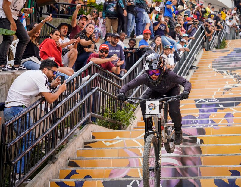 RedBull Medellín Cerro Abajo, competencia de Downhill por las escaleras de los barrios de la Comuna 13.