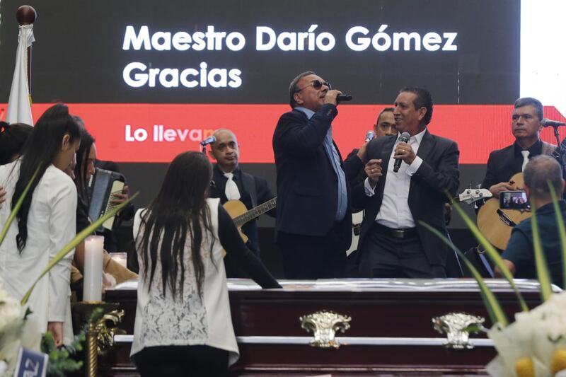 Cientos de personas llegaron hasta el coliseo Yesid Santos, en Medellín, para darle el último adiós al Rey del Despecho, Darío Gómez.