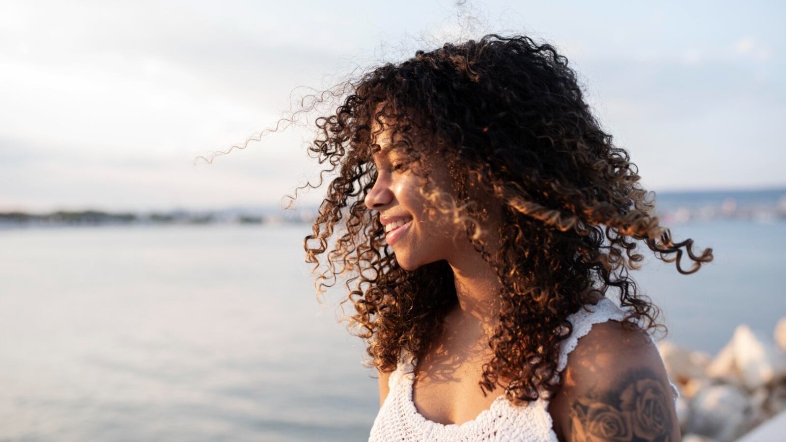 Foto de cabellos rizados al natural marcan la nueva era del cuidado capilar en Colombia: Así puede cuidar sus crespos .
