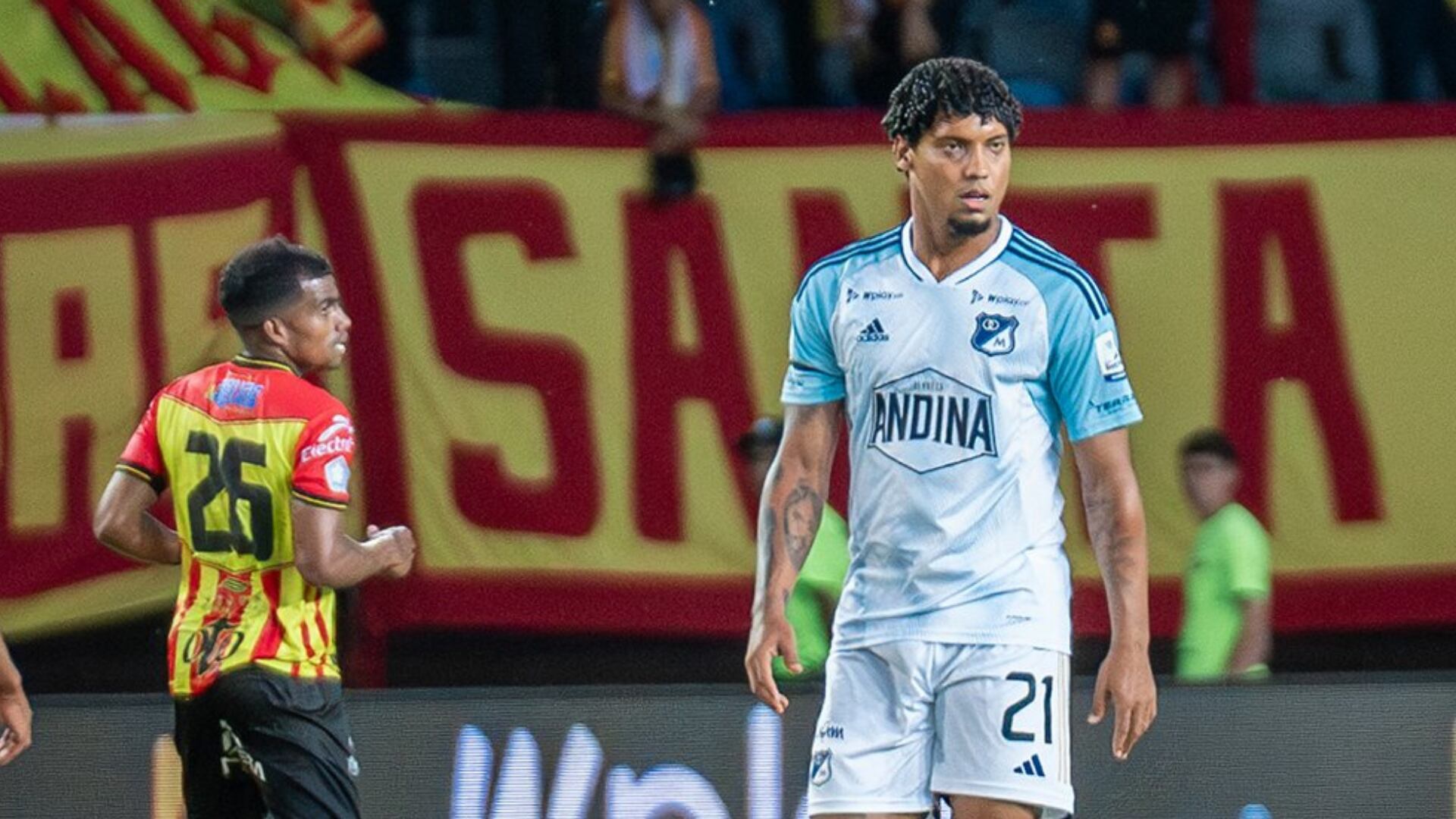 Jugador de Millonarios fingió un golpe de forma descarada en partido contra el Pereira