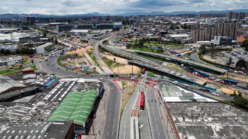Cierre de Transmilenio por demolición de puentes 12 de octubre