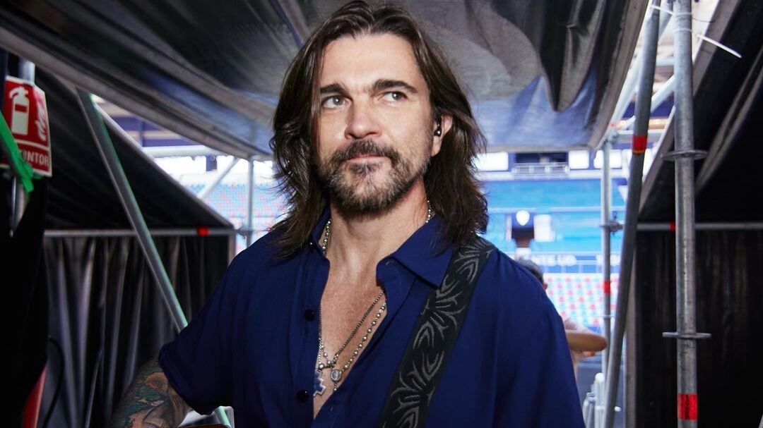 El cantante Juanes festejó con uno de los más grandes regalos que ha podido recibir en esta fecha especial y no es otro que el libro sobre su vida.