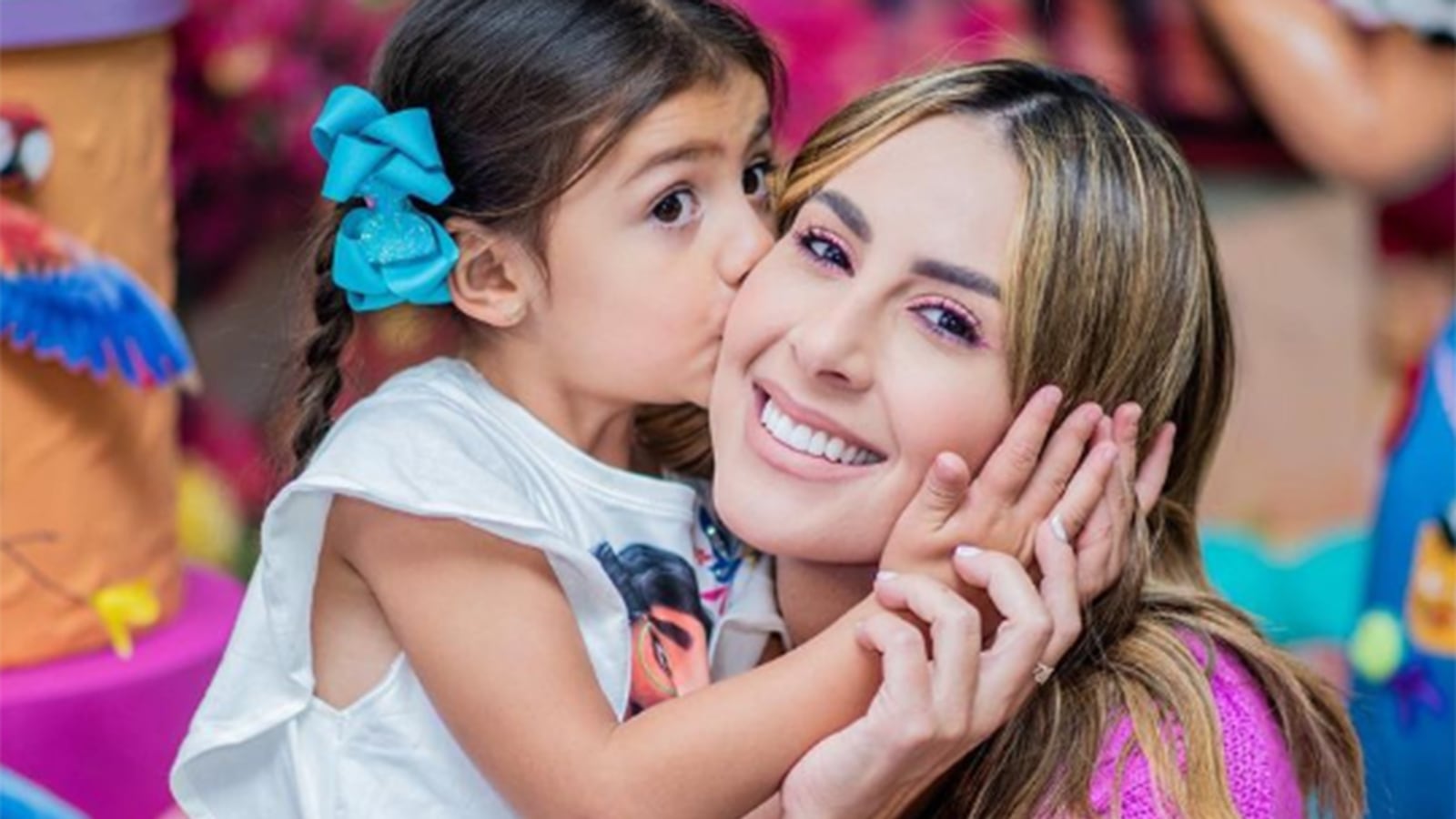 Carolina Soto es opacada por el estilo y actitud de su hija.