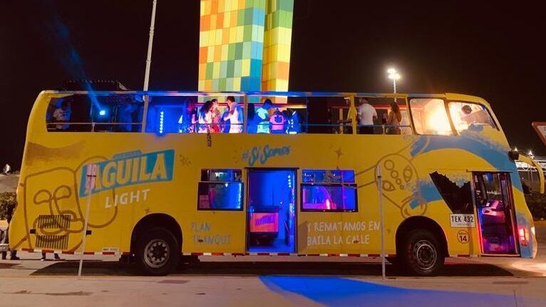 Bus con tarima móvil el cual recorrerá la ciudad.