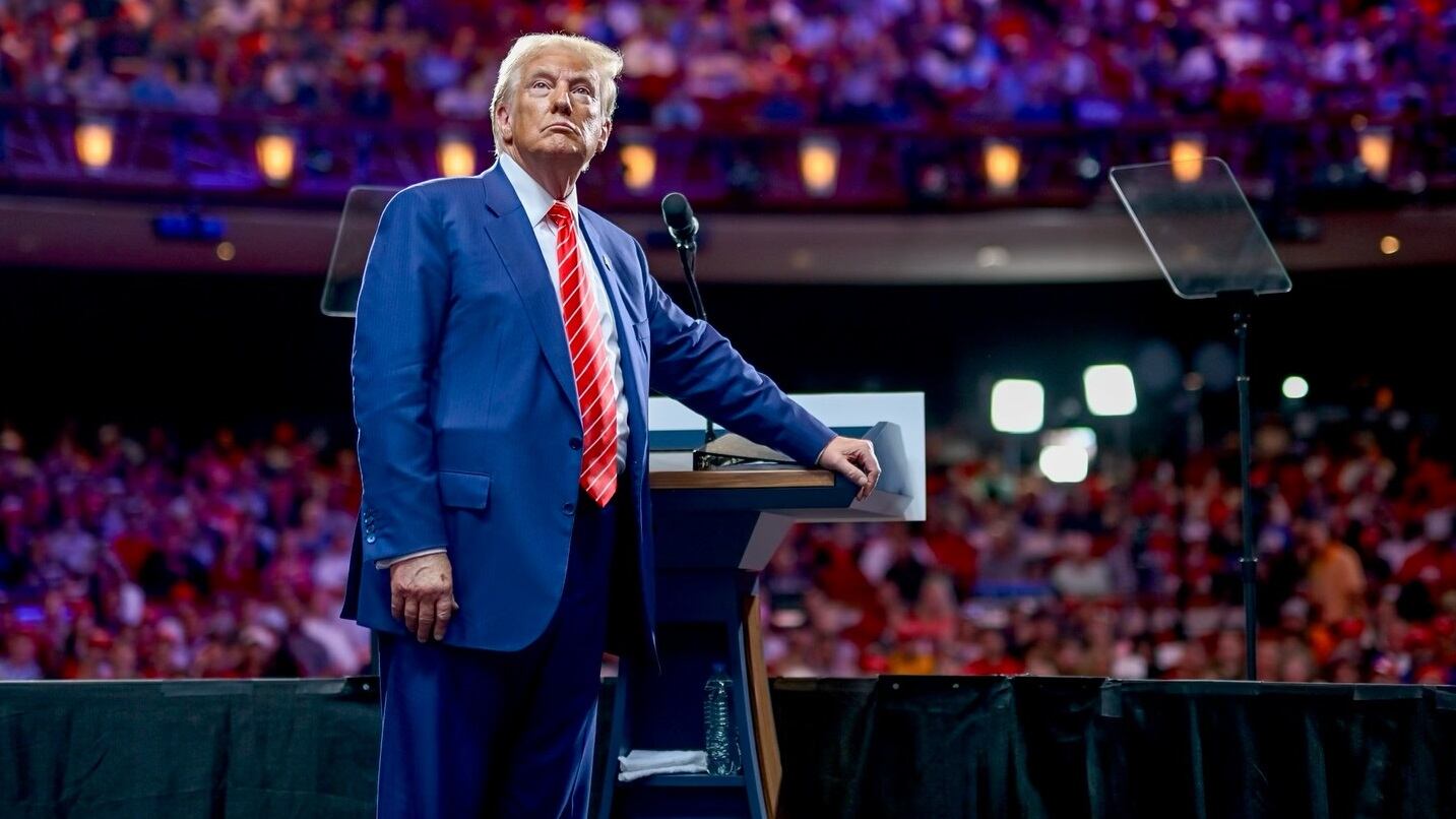 Donald Trump en su discurso: “vamos a sellar las fronteras... Pueden venir, pero de manera legal”.