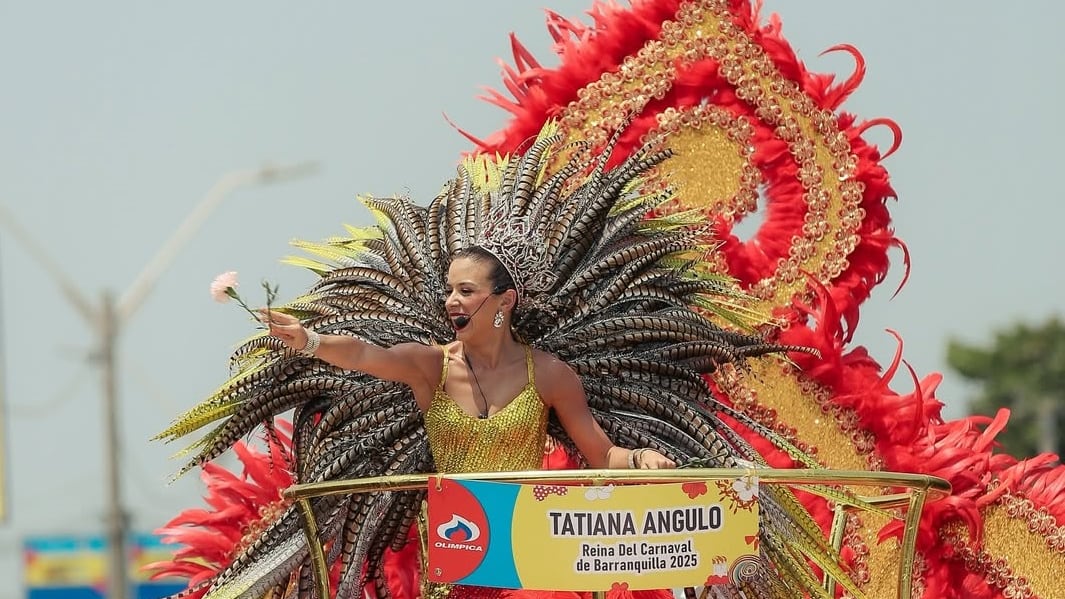 Monumental desfile de la Batalla de Flores en el Carnaval de Barranquilla 2025.