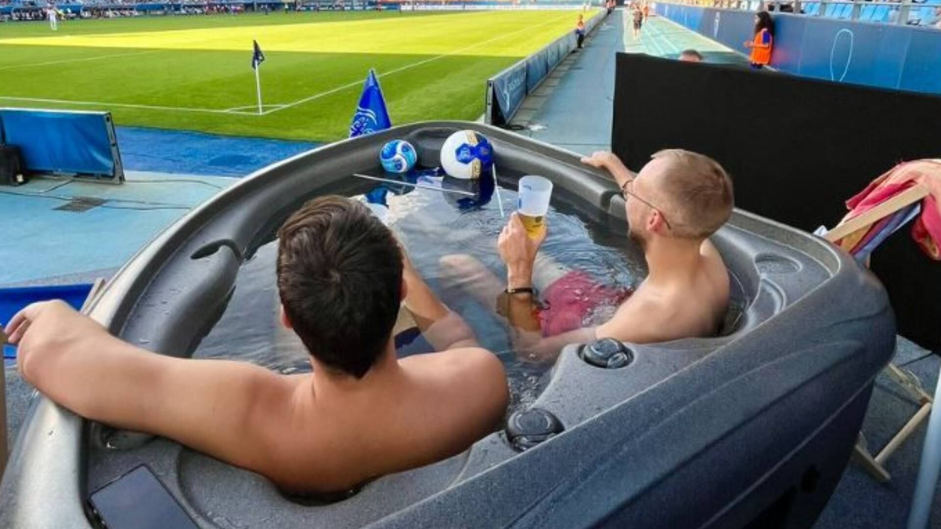 Hinchas vieron el partido Troyes vs. Rennes desde un jacuzzi