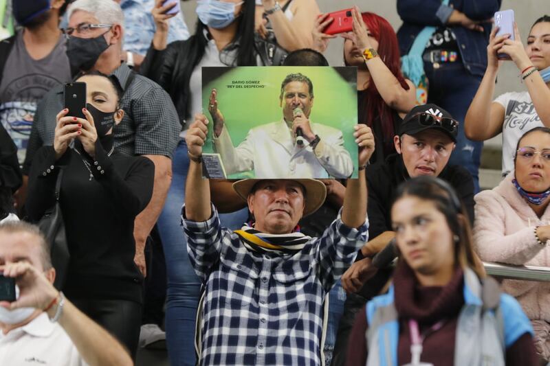 Cientos de personas llegaron hasta el coliseo Yesid Santos, en Medellín, para darle el último adiós al Rey del Despecho, Darío Gómez.