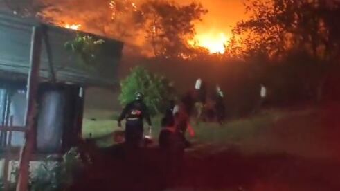 Cali: personas luchan para que sus casas y barrios no se quemen en los incendios.