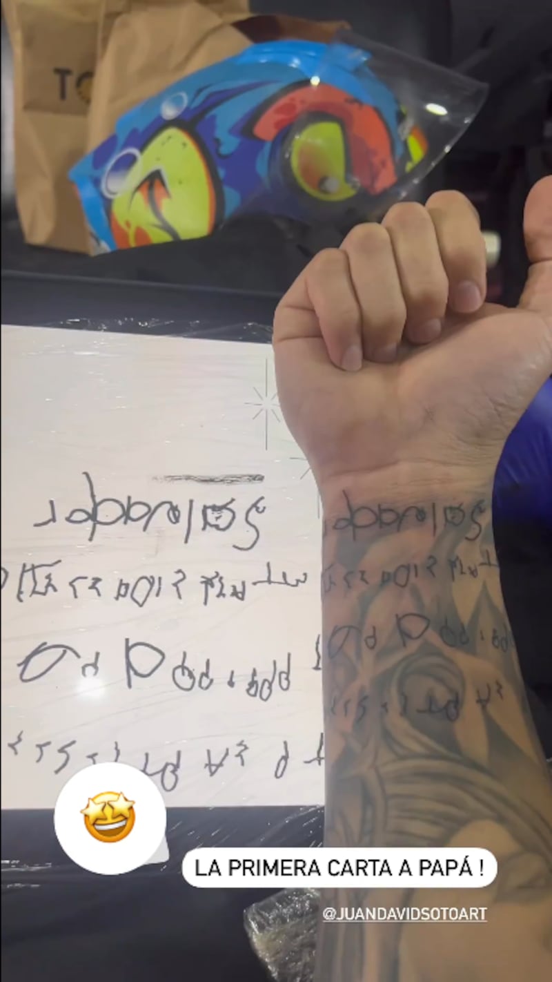 Mateo Carvajal se tatuó este emotivo mensaje que le escribió su hijo y este fue el resultado